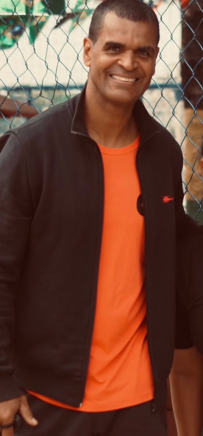 Ciro Nobre sorrindo durante um treino ao ar livre